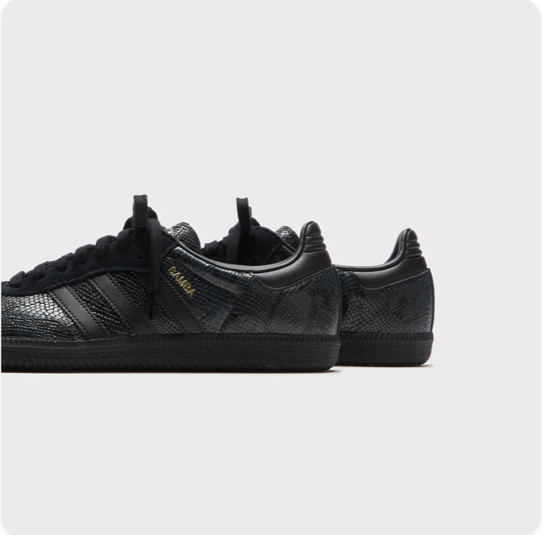 Black Low-Top Sneakers – Reptile-Pattern Texture & Gold-Tone Lettering