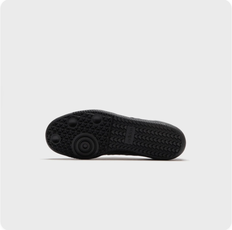 Black Low-Top Sneakers – Reptile-Pattern Texture & Gold-Tone Lettering